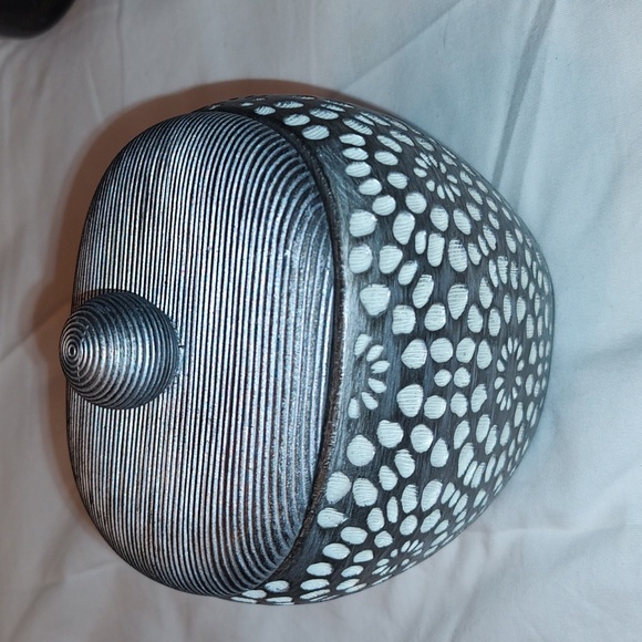 Cynthia Rowley Carved Petals Burst bathroom jar, silver and white - Picture 1 of 11